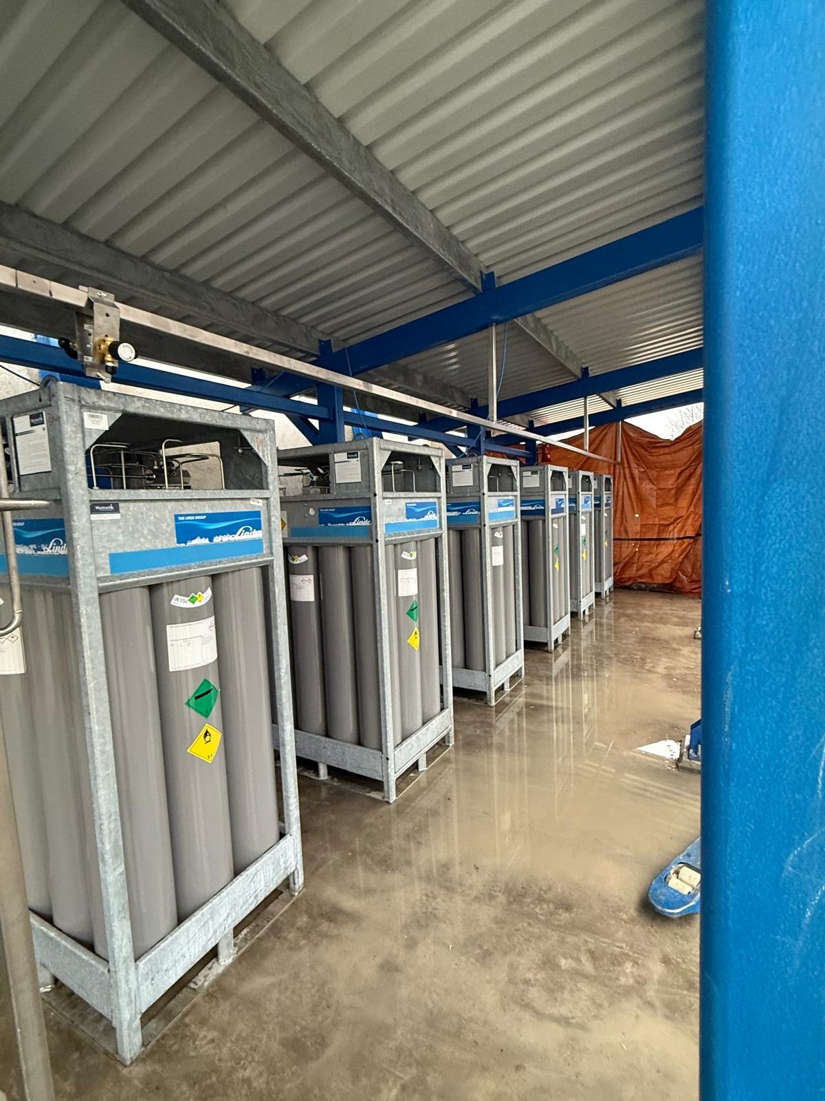 Cylinder bundles feeding a technical gas supply