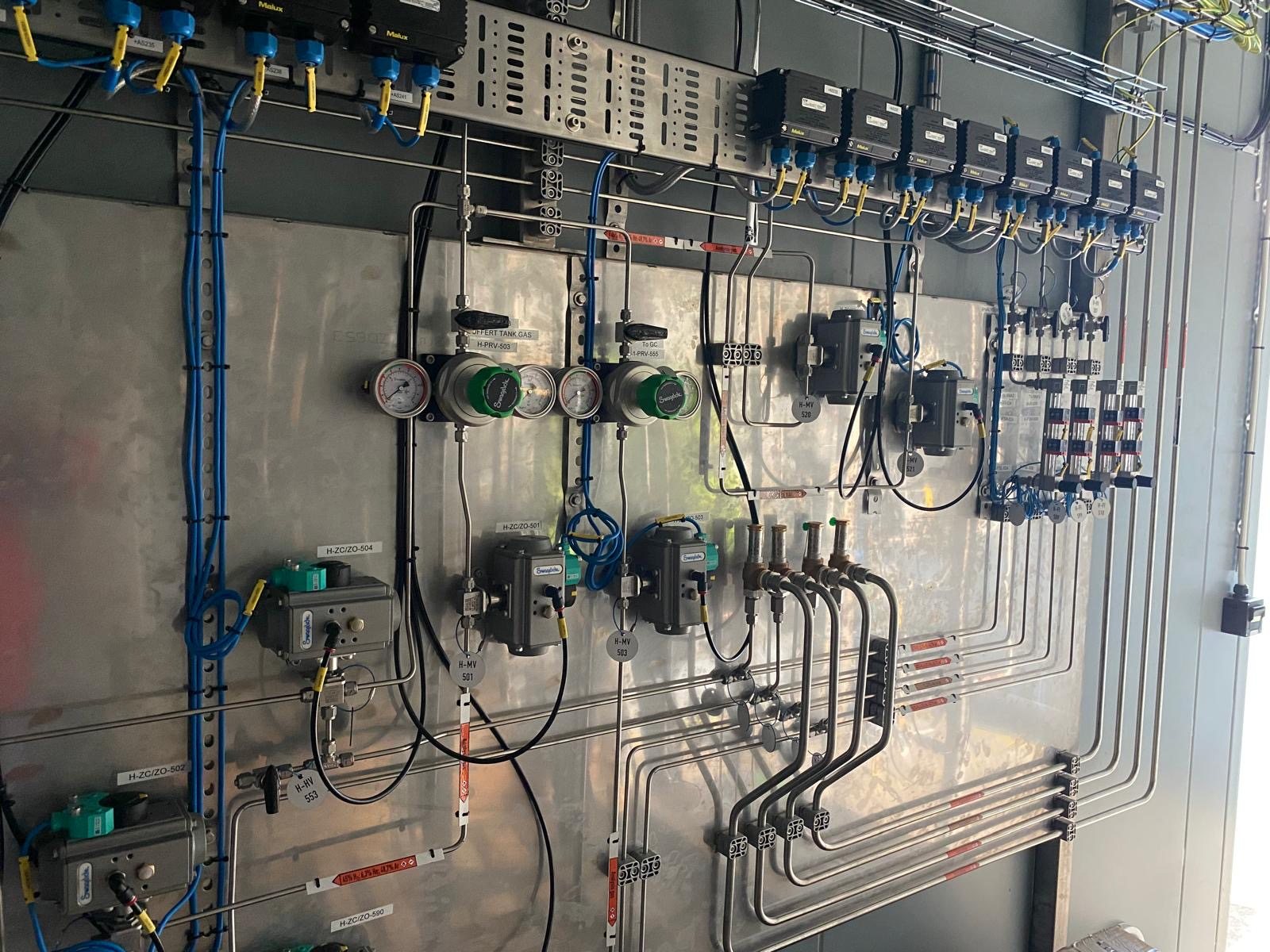 Wall-mounted gas distribution, with regulators and fittings