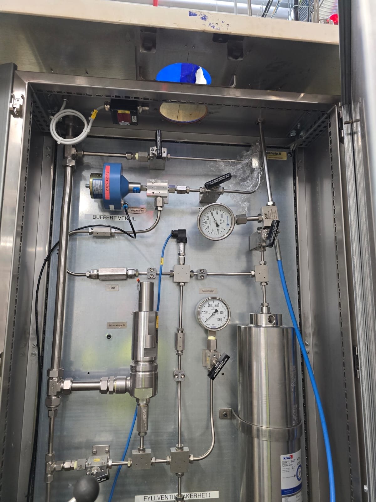 Gas cabinet with regulation instrumentation