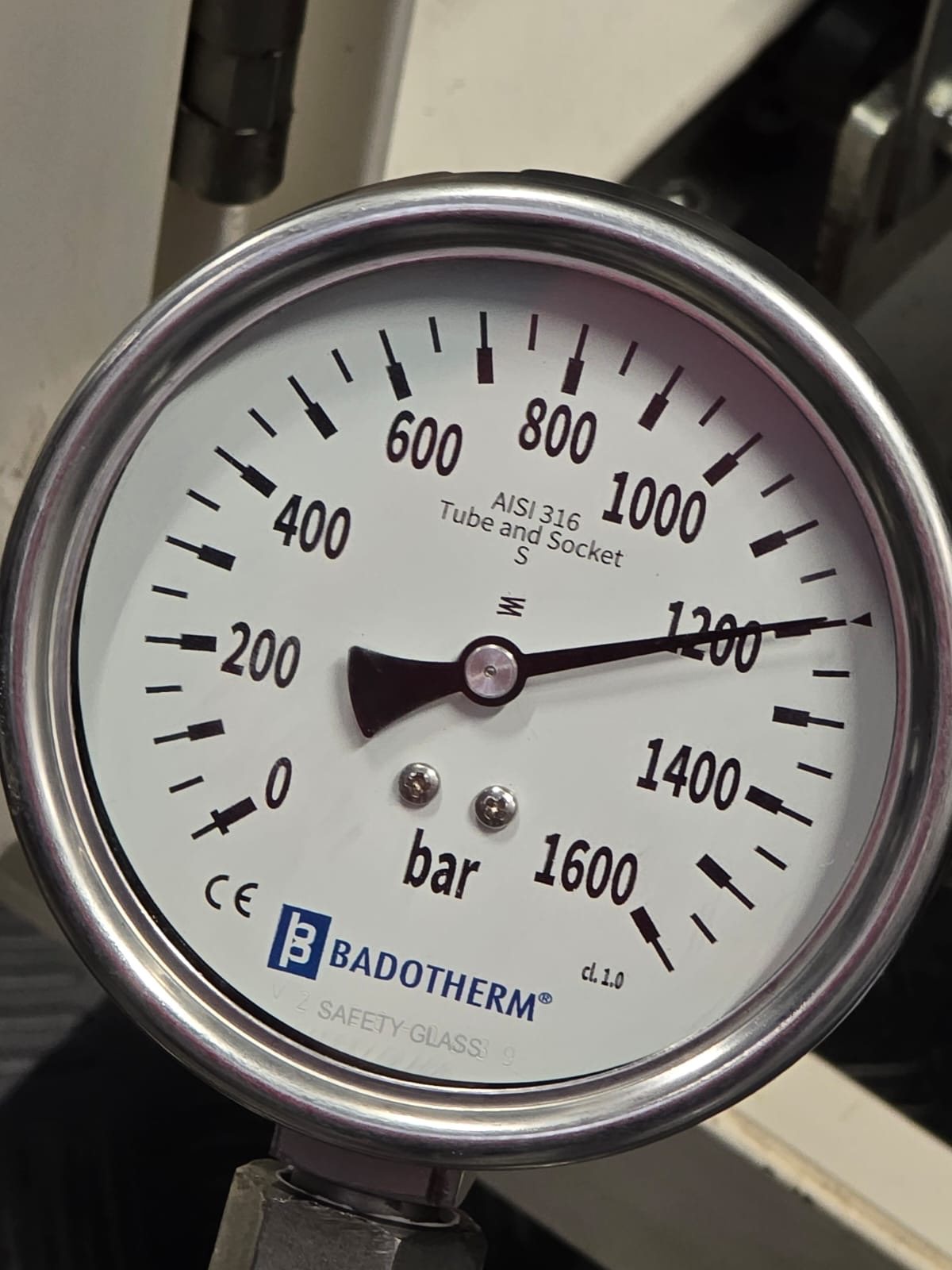 A 1,600 bar pressure gauge on a high-pressure installation