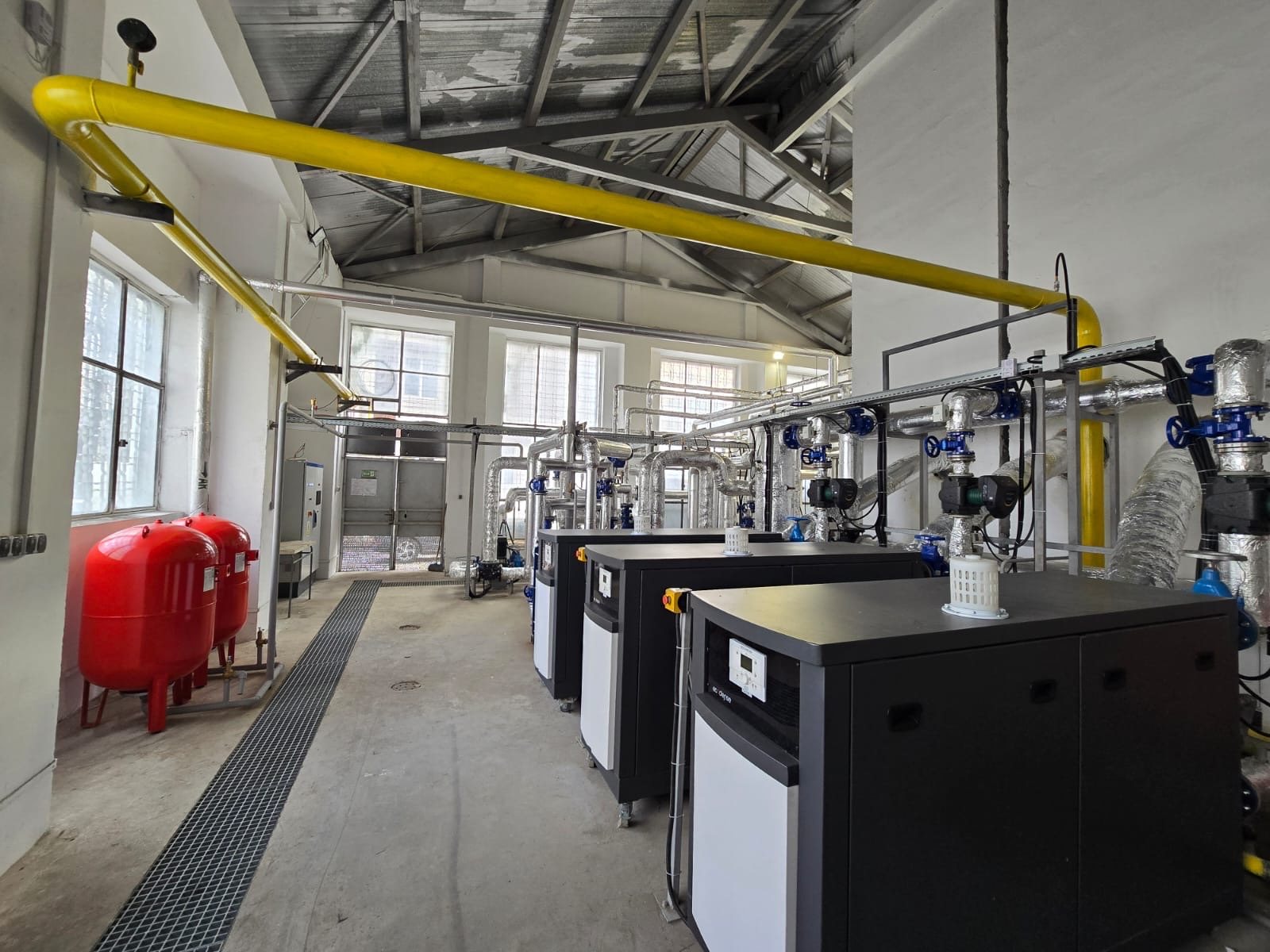 Heating substation with the gas run and expansion vessels