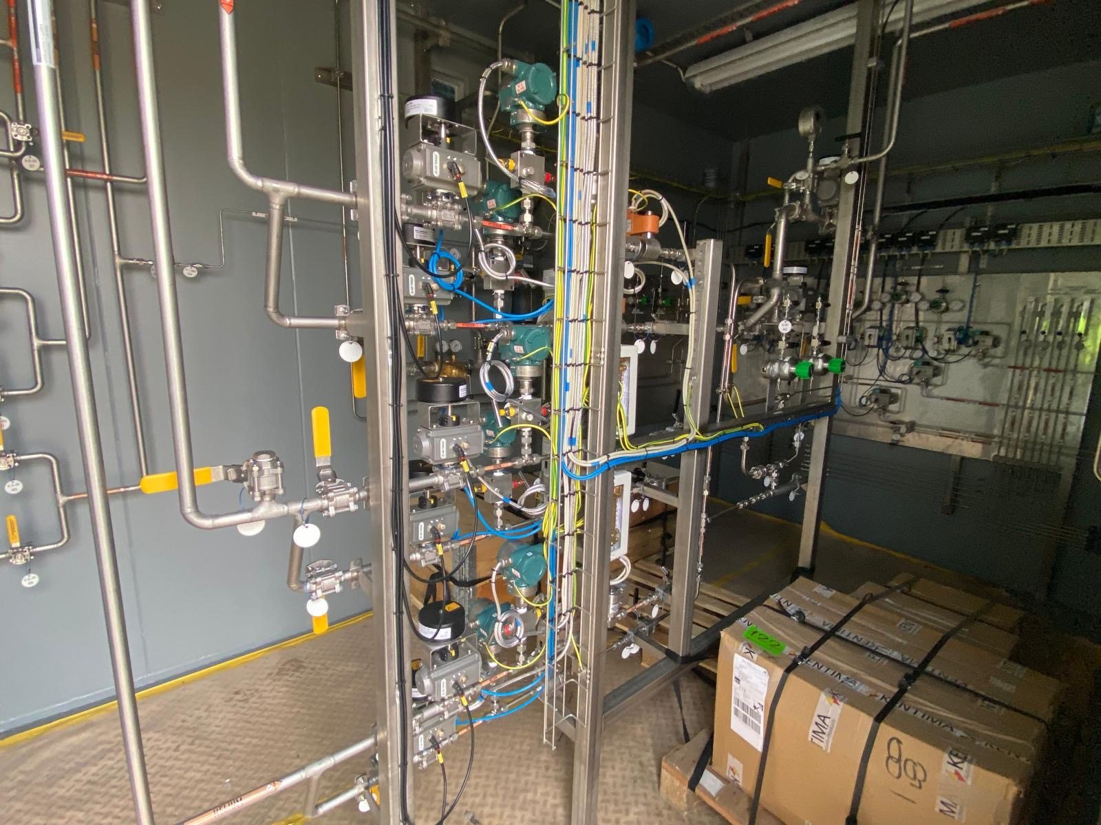 Stainless steel gas runs, with valves and measuring points