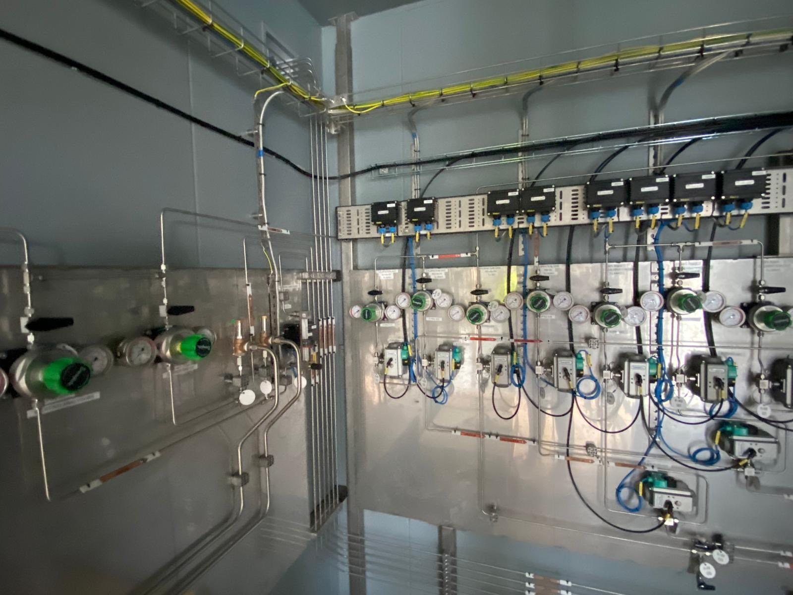 Gas manifold with pressure gauges and isolating valves
